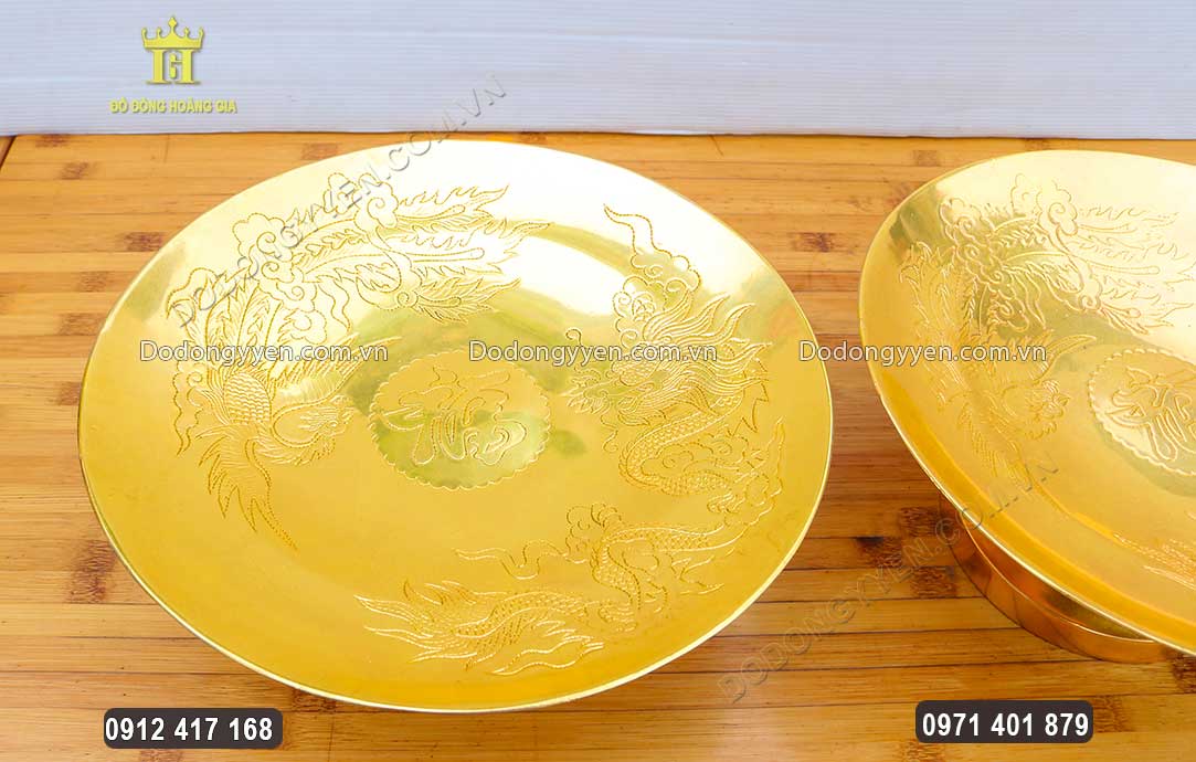 H&igrave;nh ảnh Long Phụng sum vầy được chạm khắc sắc n&eacute;t, sinh động tr&ecirc;n mặt m&acirc;m bồng